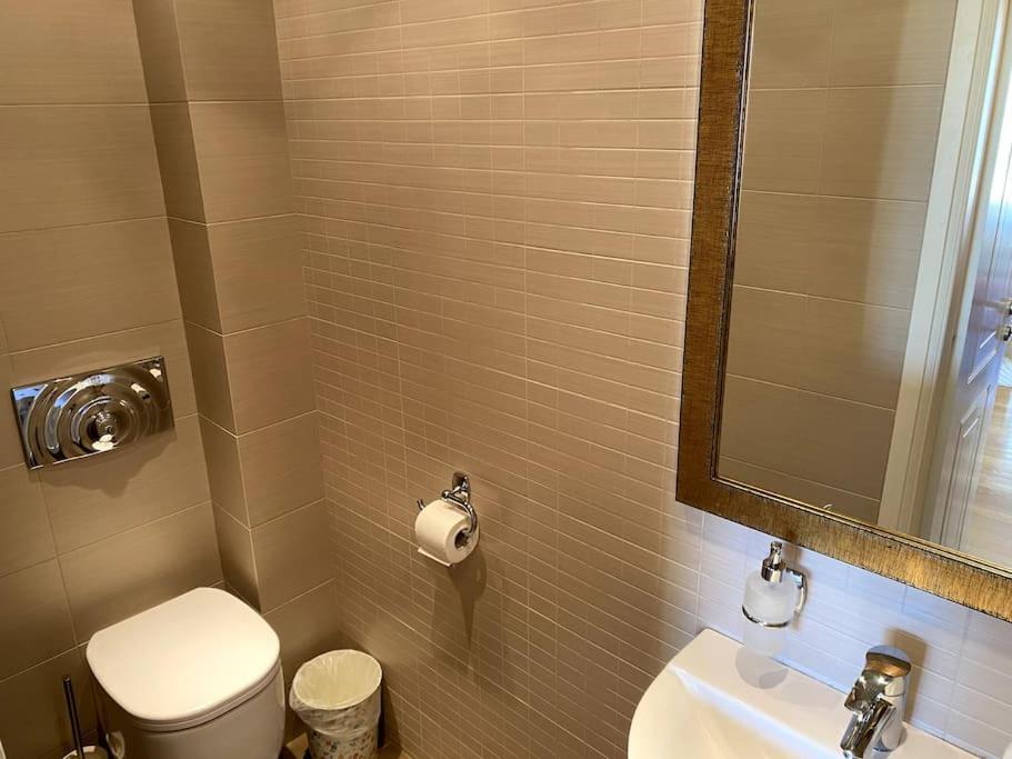 Luxury 4br With 3 Bathrooms In Marousi Atene