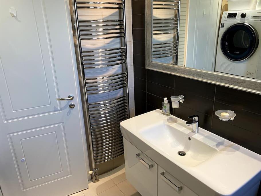 Luxury 4br With 3 Bathrooms In Marousi *